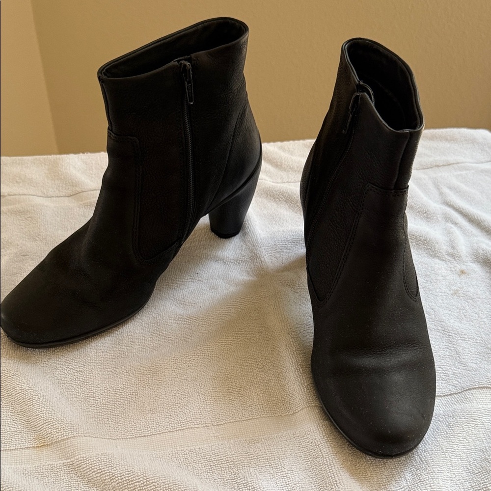Ecco Elegant AND comfortable Black Ankle Boots